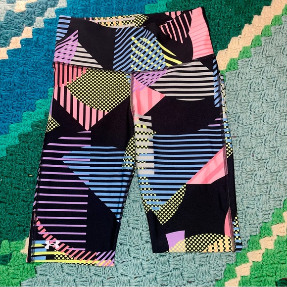 Women's HeatGear® Armour No-Slip Waistband Geo Print Ankle Leggings - Picture 2 of 6